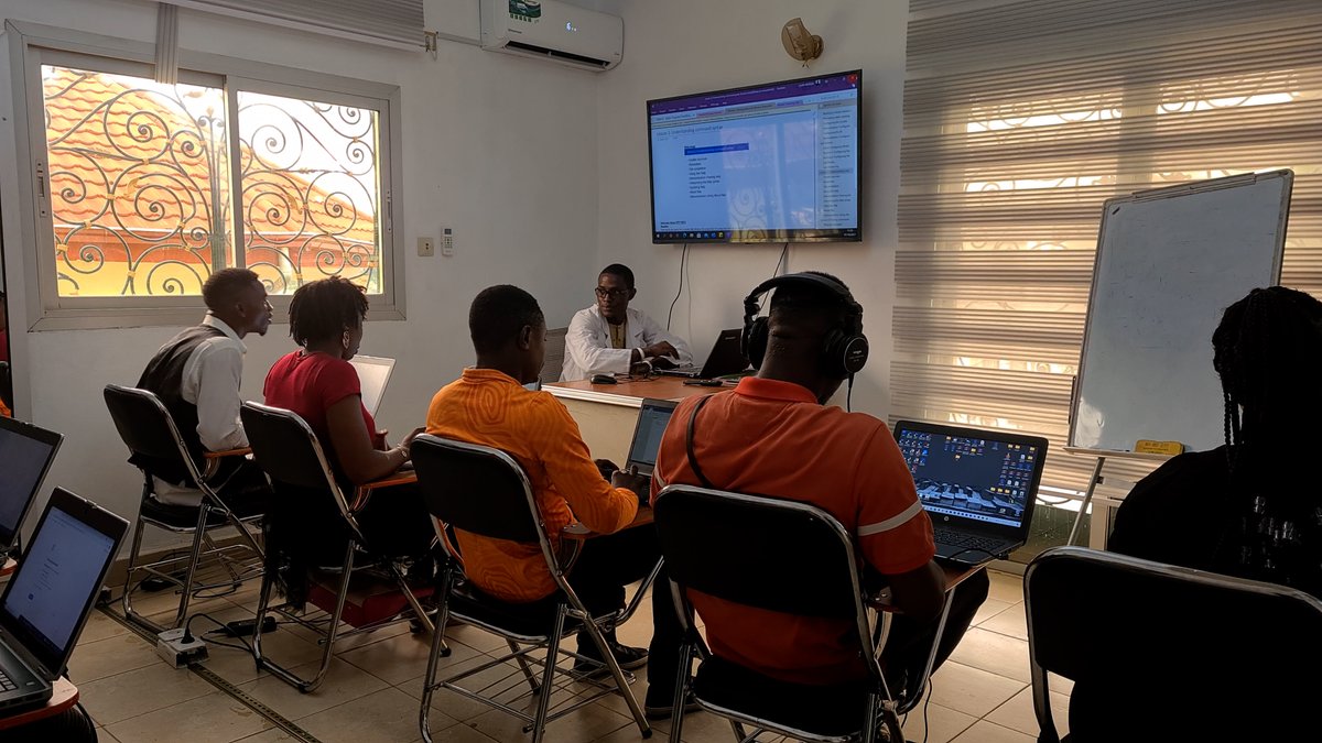 camerounonline's tweet photo. CES ETUDIANTS SONT HEUREUX DE SUIVRE DES FORMATIONS LIEES AU DOMAINE DU NUMERIQUE

La #rentrée effective des #cours sur le campus de Acerfi Formation a eu lieu le 4 Octobre 2021...👉👉👉
Regardez la vidéo https://t.co/jqQrO9oPp1 https://t.co/WlGe7dWI0D
