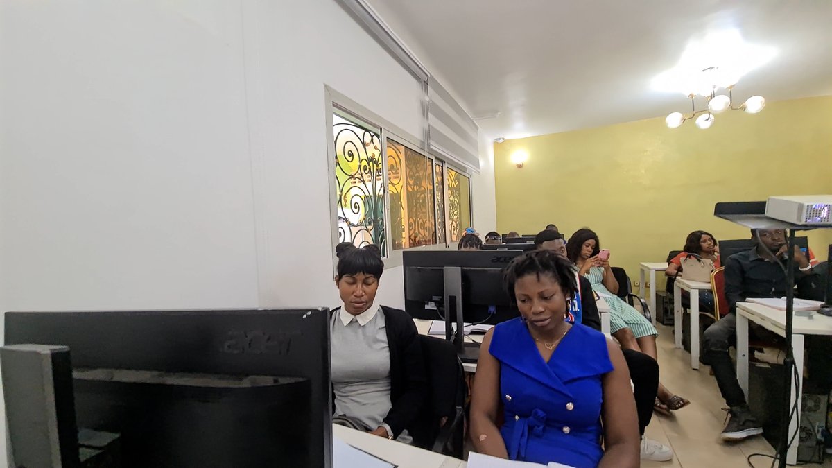 camerounonline's tweet photo. CES ETUDIANTS SONT HEUREUX DE SUIVRE DES FORMATIONS LIEES AU DOMAINE DU NUMERIQUE

La #rentrée effective des #cours sur le campus de Acerfi Formation a eu lieu le 4 Octobre 2021...👉👉👉
Regardez la vidéo https://t.co/jqQrO9oPp1 https://t.co/WlGe7dWI0D