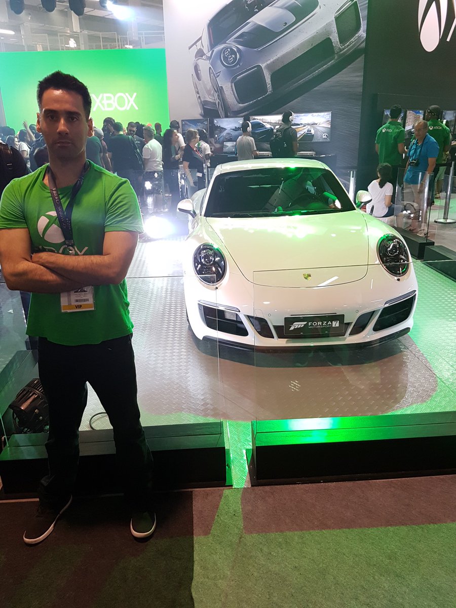 Paulo___Mendes's tweet photo. Eu ao lado do meu Porsche que ganhei no sorteio no estande de Xbox na #BGS2017 🤣🤣🤣 https://t.co/hsBdH5T4Rl