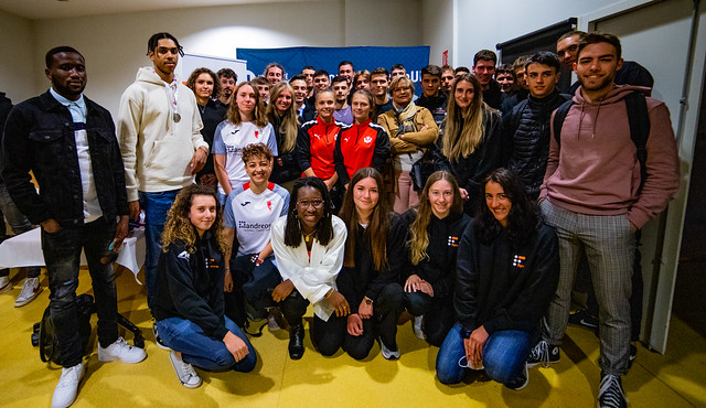 _David_Dine's tweet photo. 🏆 Zoom sur le dispositif d’accompagnement, temps d’échanges et photo call ... Le #SUAPS accueillait le 04/10 ses 2️⃣2️⃣5️⃣ étudiants sportifs de haut niveau (#ESHN) au cours d’une cérémonie de bienvenue. 
Retour sur la manifestation 👉https://t.co/FyqOFmWbKP
#MeritesDuSport https://t.co/WCy5mT32T3