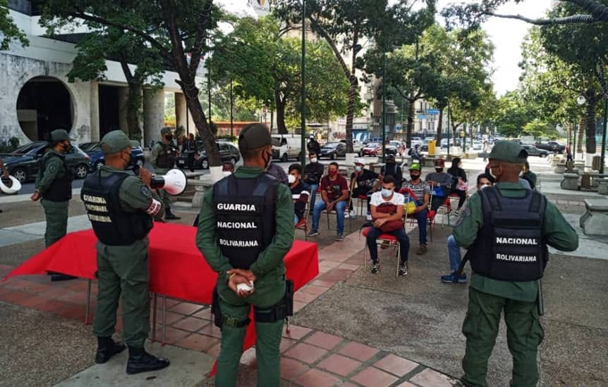 2doPltnUESPCZ43's tweet photo. #11Oct 📣 ¡Sin Descanso! 💪🏻 Centinelas adscritos al #CZGNB43
#CZ43CAPUESParacotos1CIA continúan desplegados garantizando el cumplimiento de las medidas de bioseguridad ante la pandemia en la Capital. #FANB #CEOFANB https://t.co/nwbUTSplhT