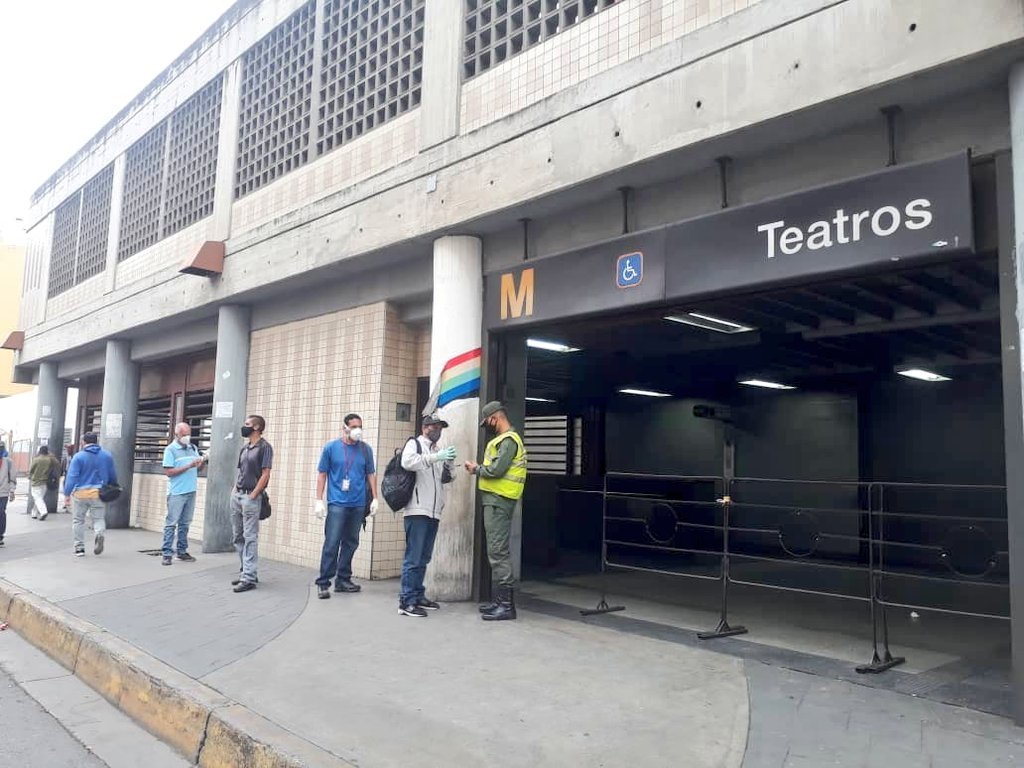 2doPltnUESPCZ43's tweet photo. #11Oct 📣 ¡Sin Descanso! 💪🏻 Centinelas adscritos al #CZGNB43
#CZ43CAPUESParacotos1CIA continúan desplegados garantizando el cumplimiento de las medidas de bioseguridad ante la pandemia en la Capital. #FANB #CEOFANB https://t.co/nwbUTSplhT