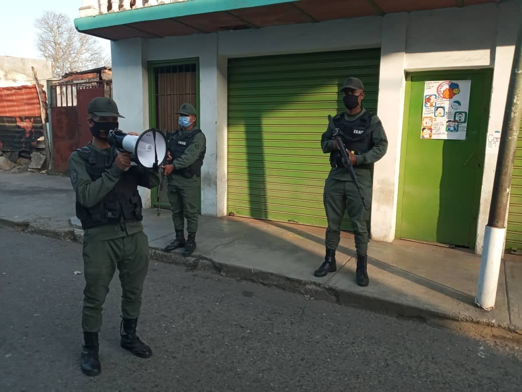 2doPltnUESPCZ43's tweet photo. #11Oct 📣 ¡Sin Descanso! 💪🏻 Centinelas adscritos al #CZGNB43
#CZ43CAPUESParacotos1CIA continúan desplegados garantizando el cumplimiento de las medidas de bioseguridad ante la pandemia en la Capital. #FANB #CEOFANB https://t.co/nwbUTSplhT
