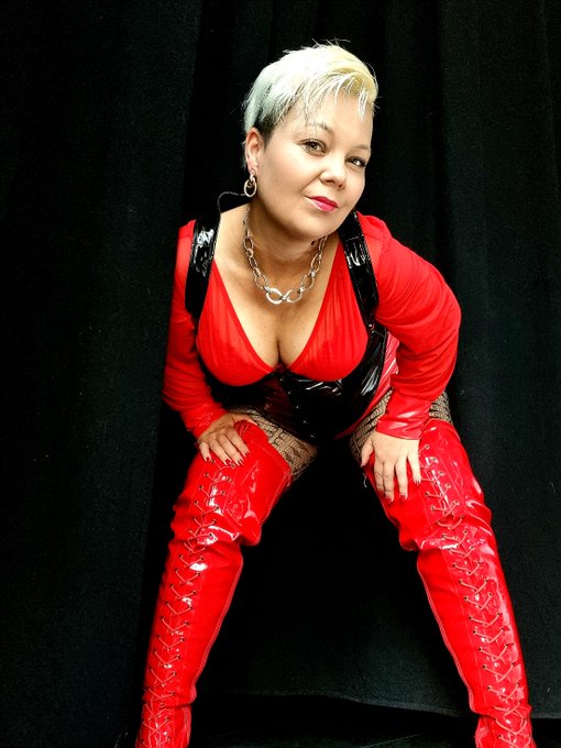 Heute mal im neuen, roten Outfit. WIe gef&auml;llt&acute;s Euch?  F&uuml;r Mi, Do sind noch freie Termine zu vergeben<a href="/tag/bdsm"class="tags"><span>#bdsm</span></a><a href="/tag/berlin"class="tags"><span>#berlin</span></a><a href="/tag/domina"class="tags"><span>#domina</span></a><a href="/tag/kinky"class="tags"><span>#kinky</span></a><a href="/tag/ilovemyjob"class="tags"><span>#ilovemyjob</span></a><a href="/tag/studiosession"class="tags"><span>#studiosession</span></a>