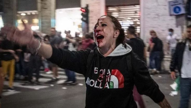 Qualunque siano le idee politiche di Pamela Testa, la Polizia che spacca la testa a manganellate è da regime sudamericano. La violenza di alcuni agenti è pari a quella degli squadristi. Ma i giornali e i tg non ne parlano. E tutto ciò è inquietante. <a href="/Adnkronos/">Adnkronos</a> <a href="/stampasgarbi/">UfficioStampaSgarbi</a>