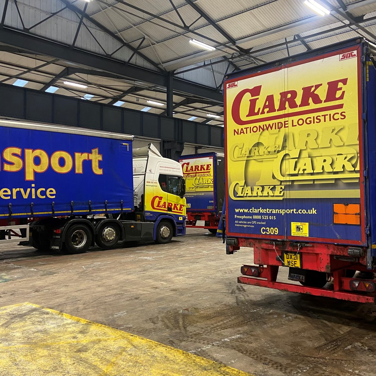 Over 250 Clarke vehicles across the UK heading out to deliver our promises.
#deliveringpromises #est1933 #clarketransport #keepontrucking #supplychain #logistics #logisticsmanagement #nationwidelogistics #adr #hazchem #palletnetwork #keepingbritainmoving #transportservices