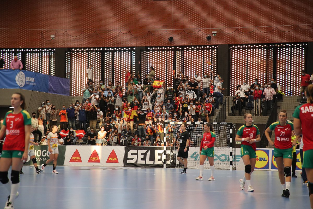 RFEBalonmano's tweet photo. ❤️ Ayer las #Guerreras🇪🇸 contaron con el apoyo de varias decenas de aficionados que se desplazaron hasta Paredes
🙏 ¡GRACIAS DE CORAZÓN por seguirnos allá dónde jugamos!
📸 @AndebolPortugal
#SheLovesHandball #PlayWithHeart https://t.co/YmUxwR9l1r