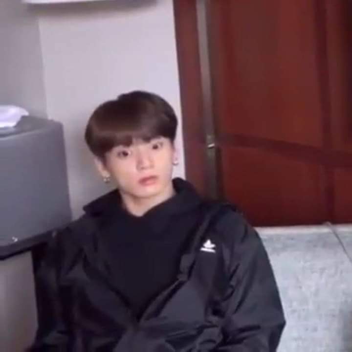 dorisbangtan's tweet photo. Jungkook uống cô cô nớt kh bé ơi = ))

TIỂU NHỊ CHO XIN GÁO NƯỚC DỪA https://t.co/4xmg4DPMvX
