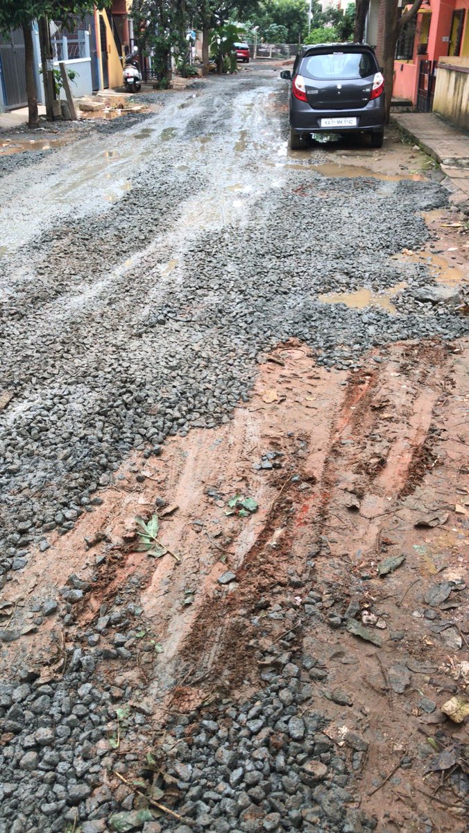 kdevforum's tweet photo. First 2 pictures are wetmix done by Tulasi Layout 3rd crs residents pooling 16000Rs/home as it was unbearable!
Last 2 pics are wetmix dumped in 2nd crs of Tulasi layout by #BBMP.
Just shows commitment & intent?
#ZeroAccountability in #Bellandur, isnt it @ArvindLBJP sir? @PMOIndia https://t.co/QW6wqY8Yvw