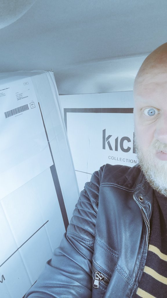 3 dozen retour, maar 'helaas geen capaciteit meneer' voor <a href="/PostNL/">PostNL</a> retourpakketten bij <a href="/gammanl/">GAMMA Nederland</a> aan de Slijpsteen in Enschede. #geenservicebijdezebedrijven #waardeloos #weerslepenmetdedozen maar gelukkig wel plek bij <a href="/JumboSupermarkt/">Jumbo Supermarkten</a> Boswinkel. #fijnheur #aardigenbehulpzaam