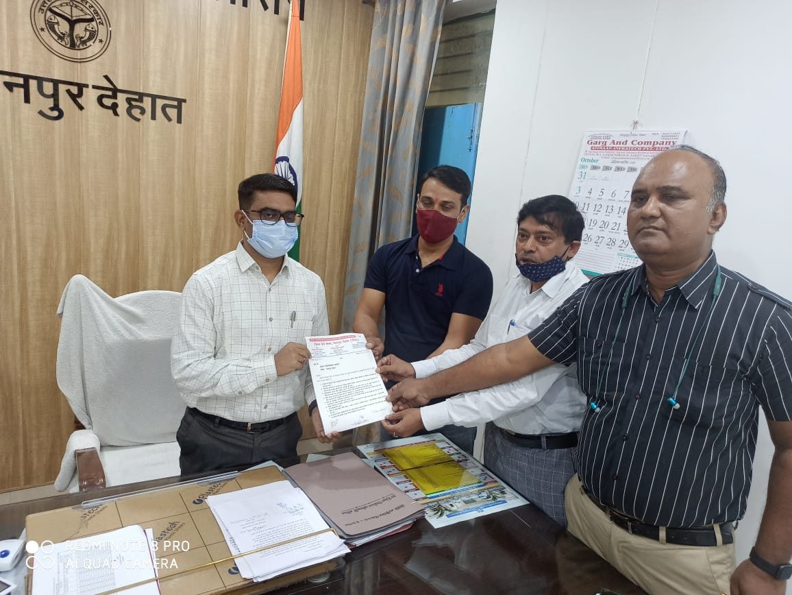 INDIALiveNewsC3's tweet photo. पत्रकारों के खिलाफ अभ्रक टिप्पणी करने वाले अनन्तराज हास्पिटल के संचालक अमित कटियार के खिलाफ सत्याग्रह करने को लेकर प्रशासन को सौपा ज्ञापन
@DMKanpurDehat 
@kanpurnagarpol 
@CommissionerKnp 
@CMYogiAdityaNat https://t.co/KZNuCOvRIU
