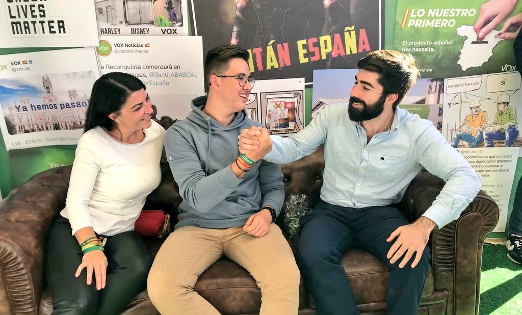 MariscalZabala's tweet image. Momentos especiales que he vivido en #VIVA21 🇪🇦 

VOX es la herramienta de los españoles para unirse en la defensa de España.

Seguiremos demostrando día a día que no nacimos para acomodarnos en las instituciones.
