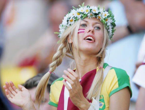 Латышский головной убор. Прибалтийские женщины. Латвия люди внешность. Латышские девушки. Красавицы прибалтики.