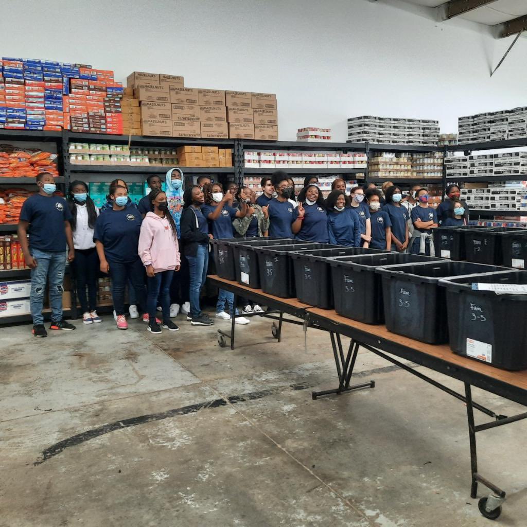 CTAETheLanding1's tweet photo. Last week NJROTC and FBLA at Operation Lunchbox.. #kidsgottaeat #commmunityservice https://t.co/qQHJz3vuAU