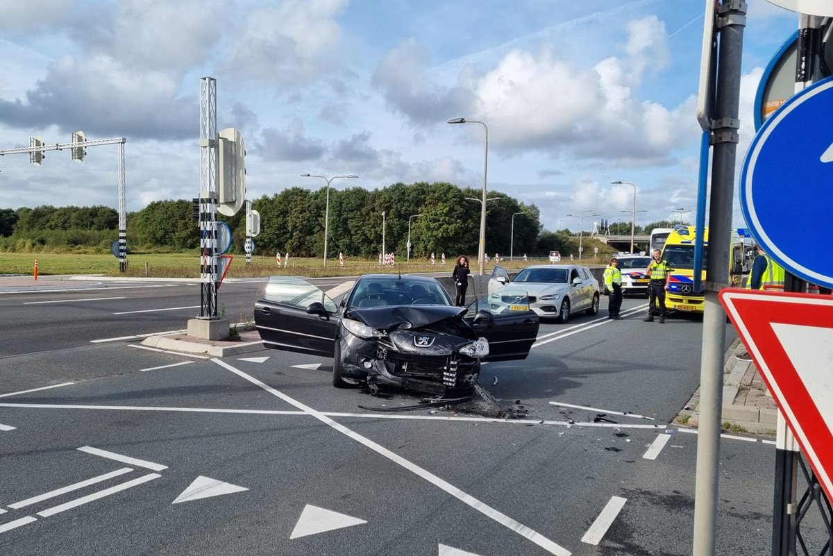 112meerlanden's tweet photo. #Rozenburg NH – Gewonde en veel schade na botsing tegen lijnbus - https://t.co/II89vLngnm #N196 #Kruisweg #hub #haarlemmermeer https://t.co/iHzq7wsIXg