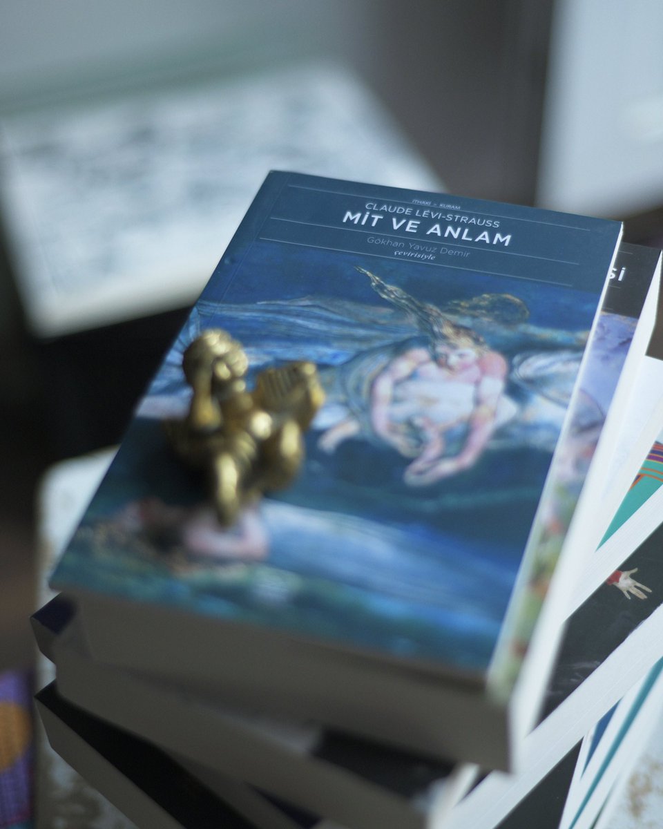 Lévi-Strauss, önce çağının egemen sosyal bilimler felsefesine; tartışılamayacak denli kesin olduğuna inanılan modern Batının önkabullerine meydan okumuş ve hepsinin yetersizlik ve göreceliklerini tek tek göstermiştir.