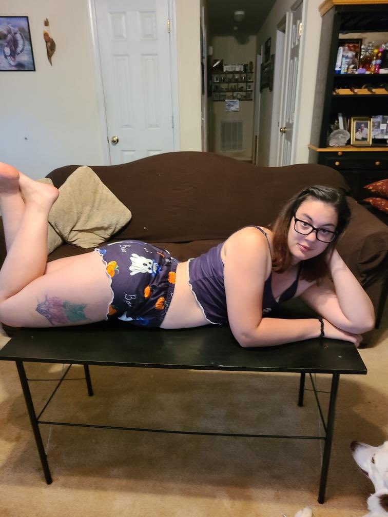 Bri_Marie121's tweet photo. Would you fuck me on this table? 😉 #of #onlyfans #onlyfansbabe #nc #buyingcontent #SellingContent #boobs #booty #curves #customvid #custompics #explicits #ContentCreator https://t.co/MLR81Im99d