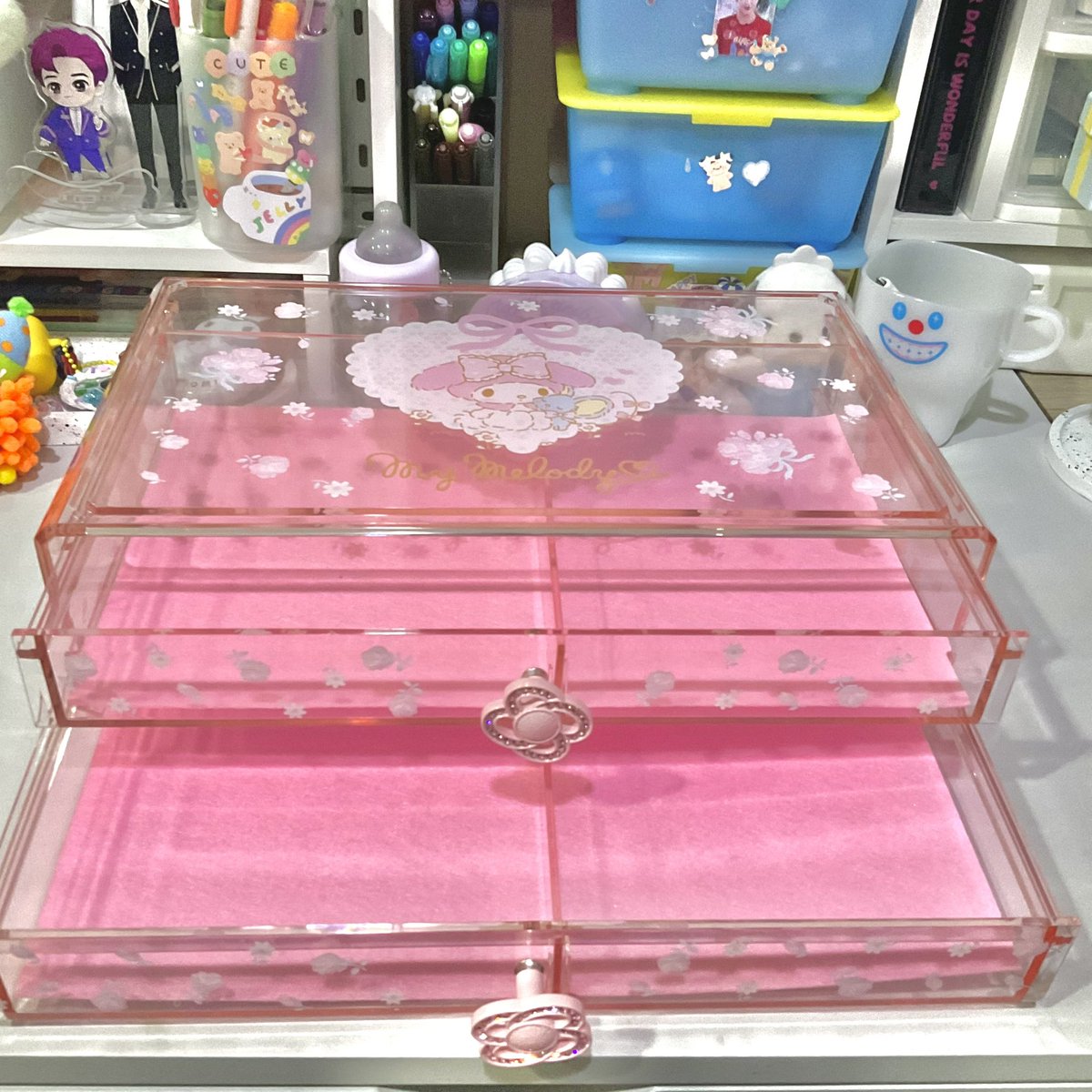 chobkinpudding's tweet photo. กล่องลิ้นชักอะคริลิค my melody ❗️(พร้อมส่ง)❗️#พุดดิ้งพร้อมส่ง
มีแค่ 1 ชิ้นน้า
(ขนาด 32.6 x 21.2 x 9.3 cm)
น้องค่อนข้างหนักพอสมควรเลย
ราคา 1,250 ฿ (รวมส่ง)
#sanriothailand #ตลาดนัดsanrio #sanrio #ตลาดนัดซานริโอ้ #ซานริโอ้ #sanrioพร้อมส่ง #รับหิ้วsanrio https://t.co/RkuR5t2sIk