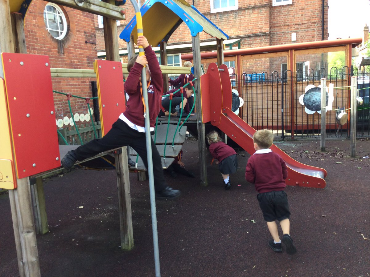 ThamesideSch's tweet photo. Fun in the sun in Foundation Stage! Weβre making the most of the good weather! #TPS #Thamesideprimaryschool #Foundationstage #RRW #RSR https://t.co/hYvTl0BeN6