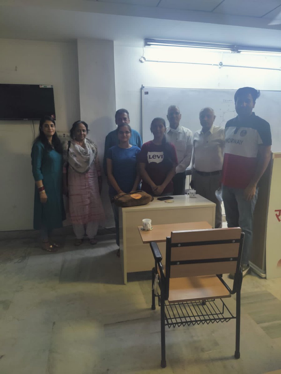 employonomics's tweet photo. A girl from a slum cracked Punjab Civil Service. Another working woman(peon) &amp; mother of 2 kids, prepares for IAS. 
Where do they get coaching from?
#Samkalp of Chandigarh. 
Success rate? 62%.
It will now prepare the UPSC aspirants of #Varanasi in collaboration with @missionvns. https://t.co/VpCSVAxlQu