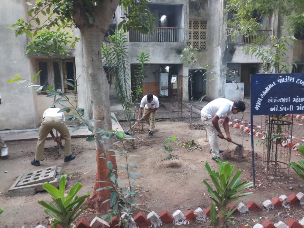 srpf15's tweet photo. માસ ઓક્ટોમ્બરમાં તા.૦૪/૧૦/૨૦૨૧ થી તા.૧૦/૧૦/૨૦૨૧ સુધી અત્રેના જુથ-૧૫ ની કચેરીઓ, પોલીસ લાઇન અને  તમામ કંપનીની કચેરીઓમાં સેનાપતિશ્રી અને ના.પો.અધિ.શ્રી નાઓના માર્ગદર્શન હેઠળ તમામ કંપનીના અધિકારીઓ તેમજ તમામ પોલીસ જવાનોએ સાથે મળી સ્વચ્છતા અભિયાનના કાર્યક્રમોનું આયોજન કરેલ. https://t.co/Sspx45fXN3