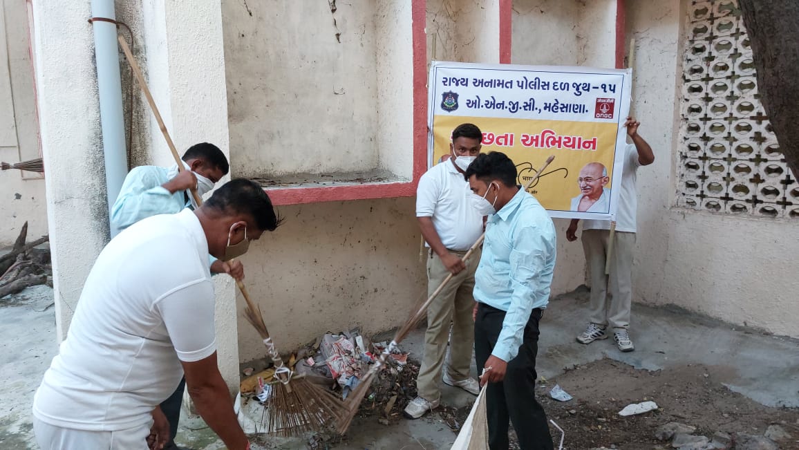 srpf15's tweet photo. માસ ઓક્ટોમ્બરમાં તા.૦૪/૧૦/૨૦૨૧ થી તા.૧૦/૧૦/૨૦૨૧ સુધી અત્રેના જુથ-૧૫ ની કચેરીઓ, પોલીસ લાઇન અને  તમામ કંપનીની કચેરીઓમાં સેનાપતિશ્રી અને ના.પો.અધિ.શ્રી નાઓના માર્ગદર્શન હેઠળ તમામ કંપનીના અધિકારીઓ તેમજ તમામ પોલીસ જવાનોએ સાથે મળી સ્વચ્છતા અભિયાનના કાર્યક્રમોનું આયોજન કરેલ. https://t.co/Sspx45fXN3