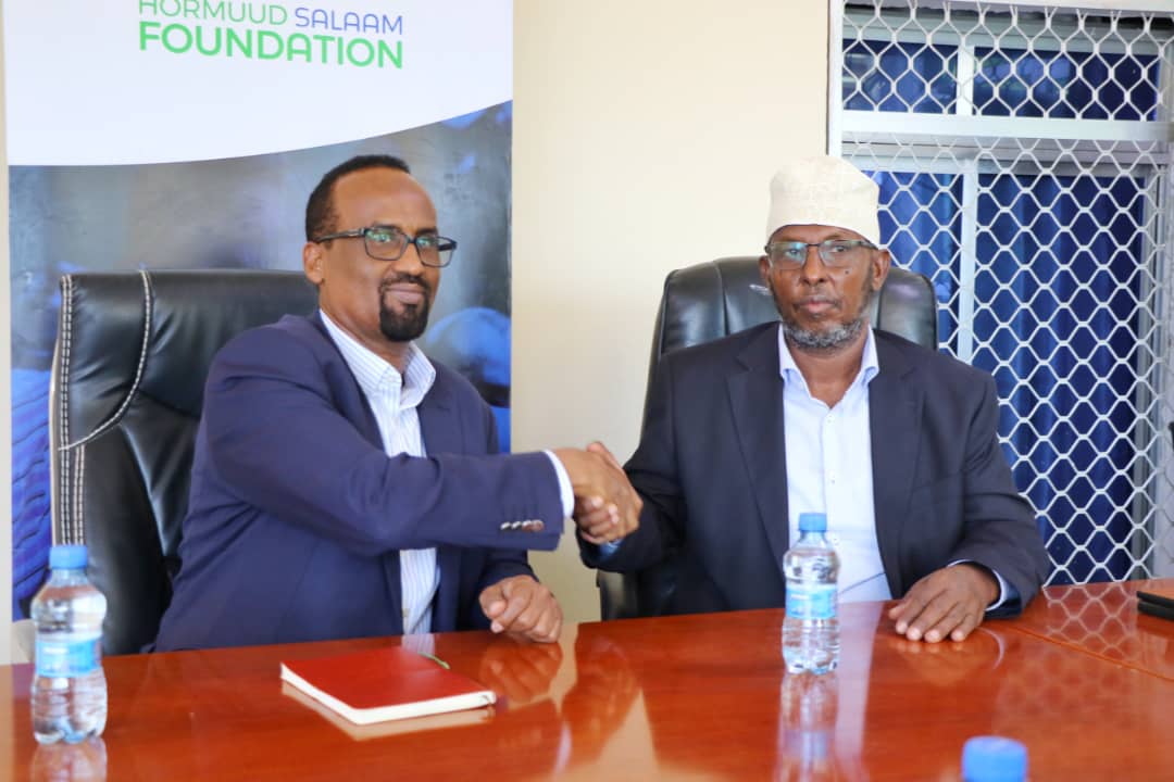 hsfsomalia's tweet photo. @hsfsomalia announced today initial Aid of $ 200,000 for the displaced families from Laas Anood.

Hormuud Telecom CEO announced the cash aid and requested @hsfsomalia CEO to make sure the aid reaches the displaced families immediately.

@hsfsomalia 
#Localhelpforlocalpeople https://t.co/lqJwRh8NWn