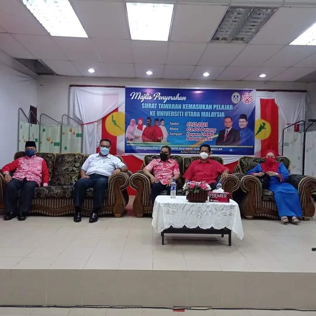 LagaCawan's tweet photo. Kita semua maklum, surat Tawaran Kemasukan Pelajar ke IPTA termasuk UUM ni pelajar muat turun (download) sendiri di student portal. 

Sejak bila pulak tukar ke Pejabat UMNO? https://t.co/eey3KbBX1E
