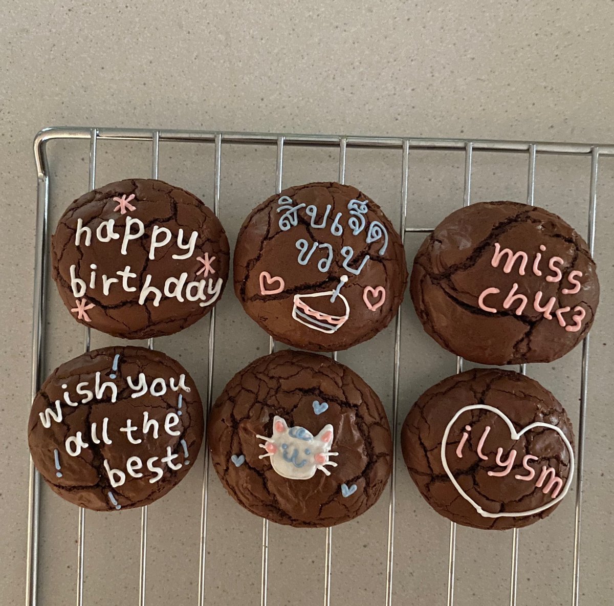 รอบส่งวันศุกร์ที่ 15 เปิดรับตั้งแต่วันนี้ - 13/9 
⭐️พิเศษ ! แบบเขียนตกแต่งหน้า 3ชิ้น100.- 
สั่งผ่าน dm หรือไลน์ lin.ee/iUDaq4T 
menü &amp; review in fav kubbb 🐆🍒🫐