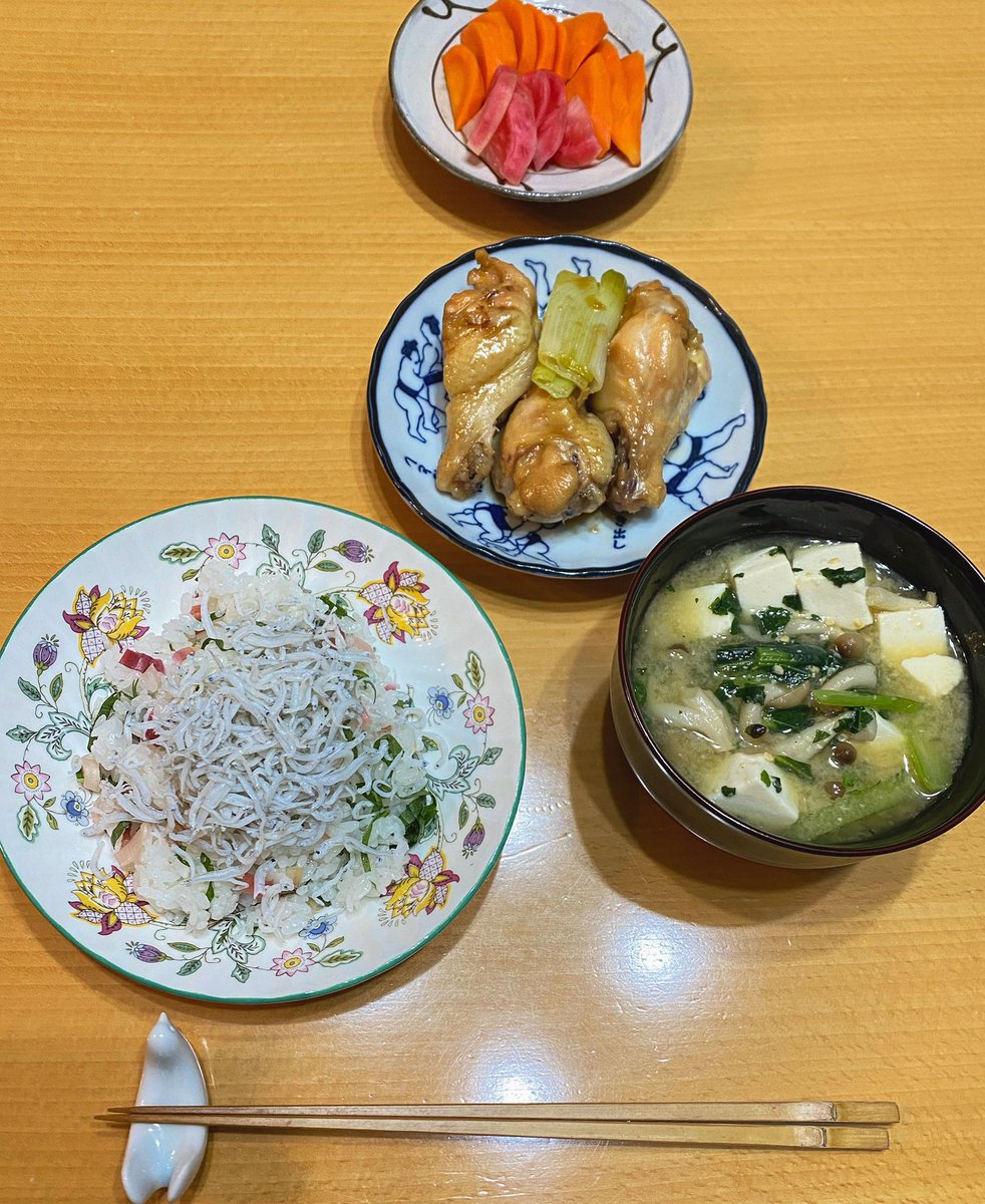 アーバンおじさん しらすちらし 豆腐と小松菜の味噌汁 手羽元煮 ぬか漬け