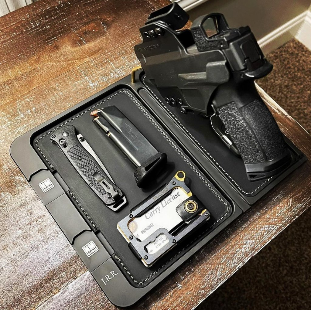 BravoHolsters's tweet photo. Repost from @mcmxi45
#edc #aplaceforeverything #ipleadthesecond https://t.co/jb8DmewUSm