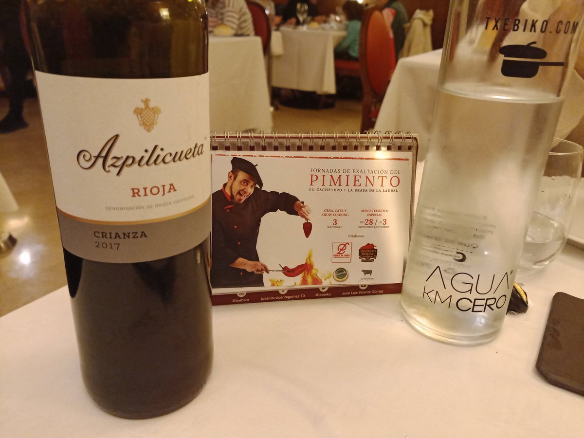bea_p85's tweet photo. No sólo hay que recoger las uvas con la #vendimia, también hay que consumirlo, y en ello estamos...
Comiendo en @RestCachetero y bebiendo @AzpilicuetaVino https://t.co/sLmxxml4os