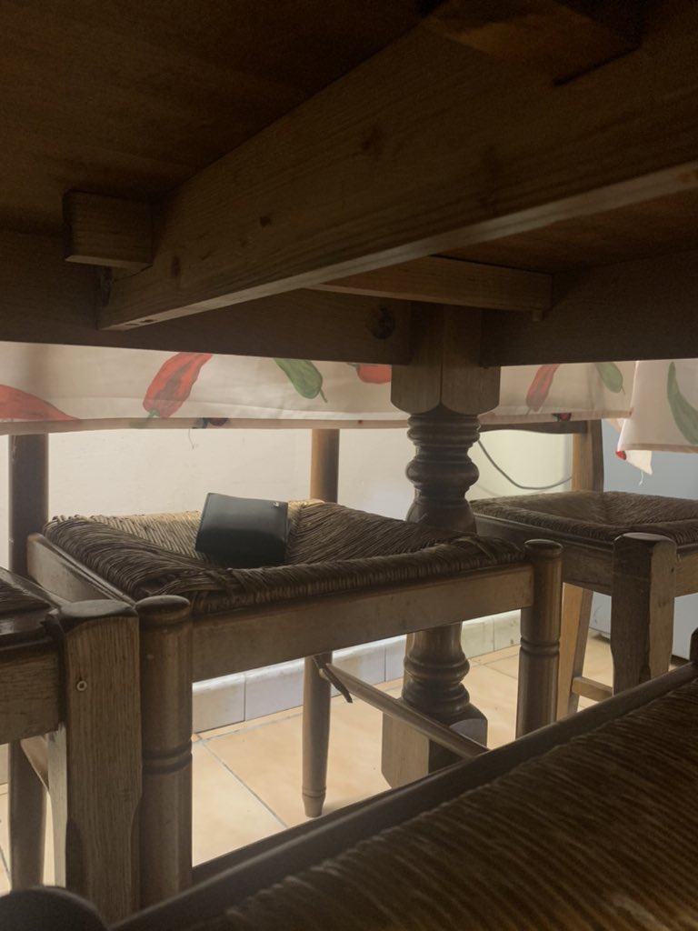 Update: quand je m'assois des fois je le pose a côté de ma chaise pour ne pas être assis dessus, c'est ce que j'ai fait quand je mangeais hier. J'suis énervé.