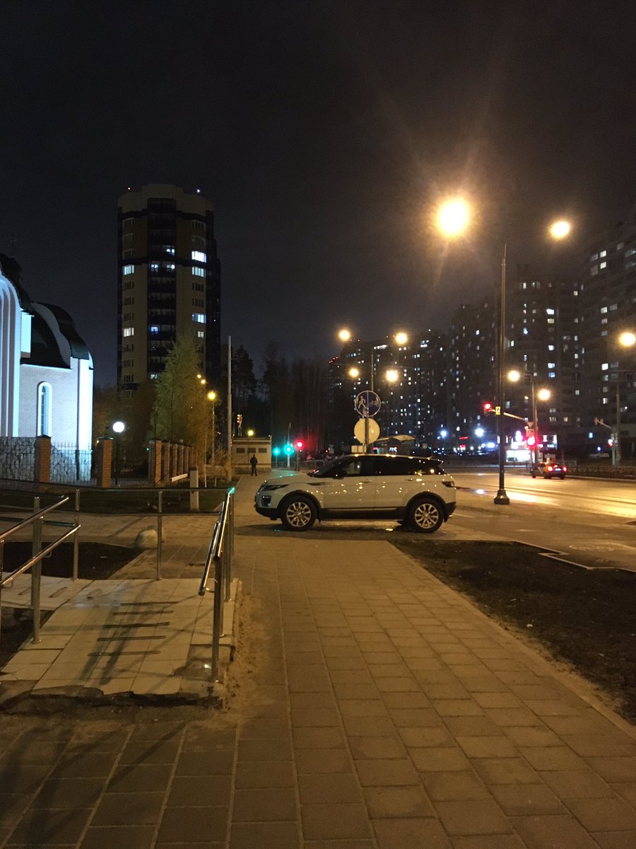 На Чкалова у Краснолесья возле магазина Елисей убрали парковку. Сейчас некоторые вот так машину паркуют, что бы купить что-то в магазине <a href="/tweburg/">Твиттер в Ебурге</a>