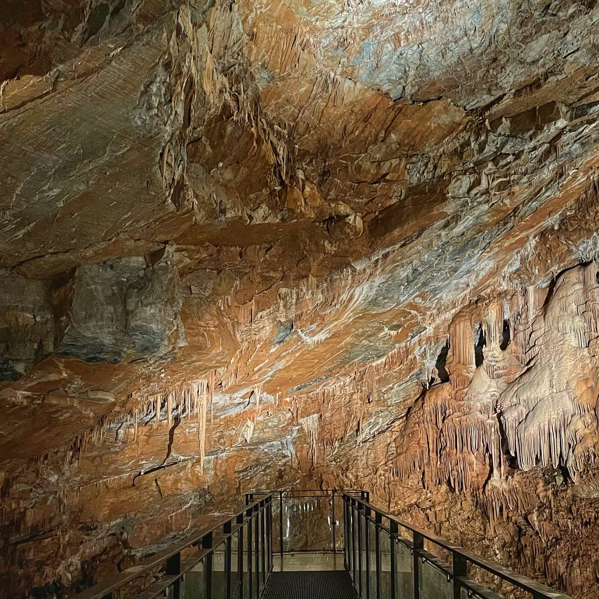 InviernoPlaya's tweet photo. Gruta de Cabrespin 😍 en las entrañas de la Montagne Noire, es una enorme cavidad subterránea de 80 metros de ancho por 250 m de profundidad. Adaptado y con una audio guía bastante buena, es una visita muy chula cerca de Carcassonne. https://t.co/nyI19GiCN7