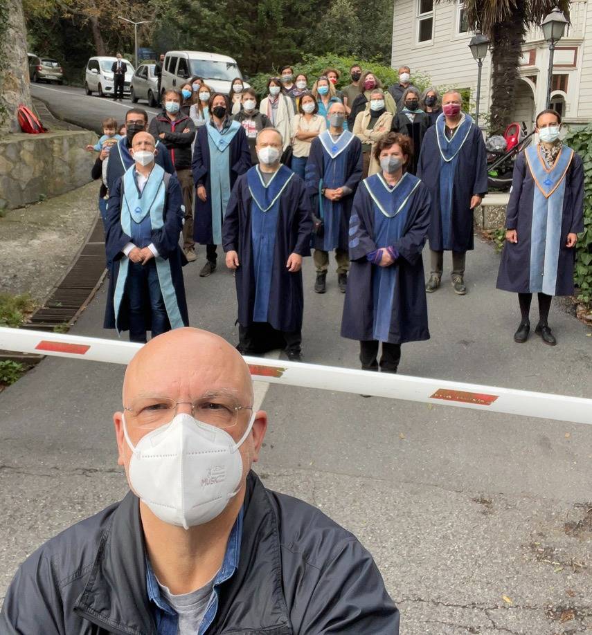 emreugur__'s tweet photo. Boğaziçi Üniversitesi akademisyenleri olarak 14 yıllık mesai arkadaşımız, özgür ve özerk üniversite mücadelemizin görsel arşivinin mimarı Can Candan'ın yanındayız. Üniversiteler iktidarın değil herkesindir. #CanCandanBoğaziçidir #KabulEtmiyoruzVazgeçmiyoruz https://t.co/1wpQVw6RJp