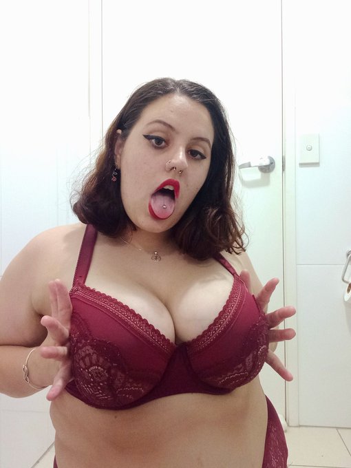 Pretty in red ❤  Full set on my FREE onlyfans!  https://t.co/cIb9OFRz5U https://t.co/8Z13qTphLS