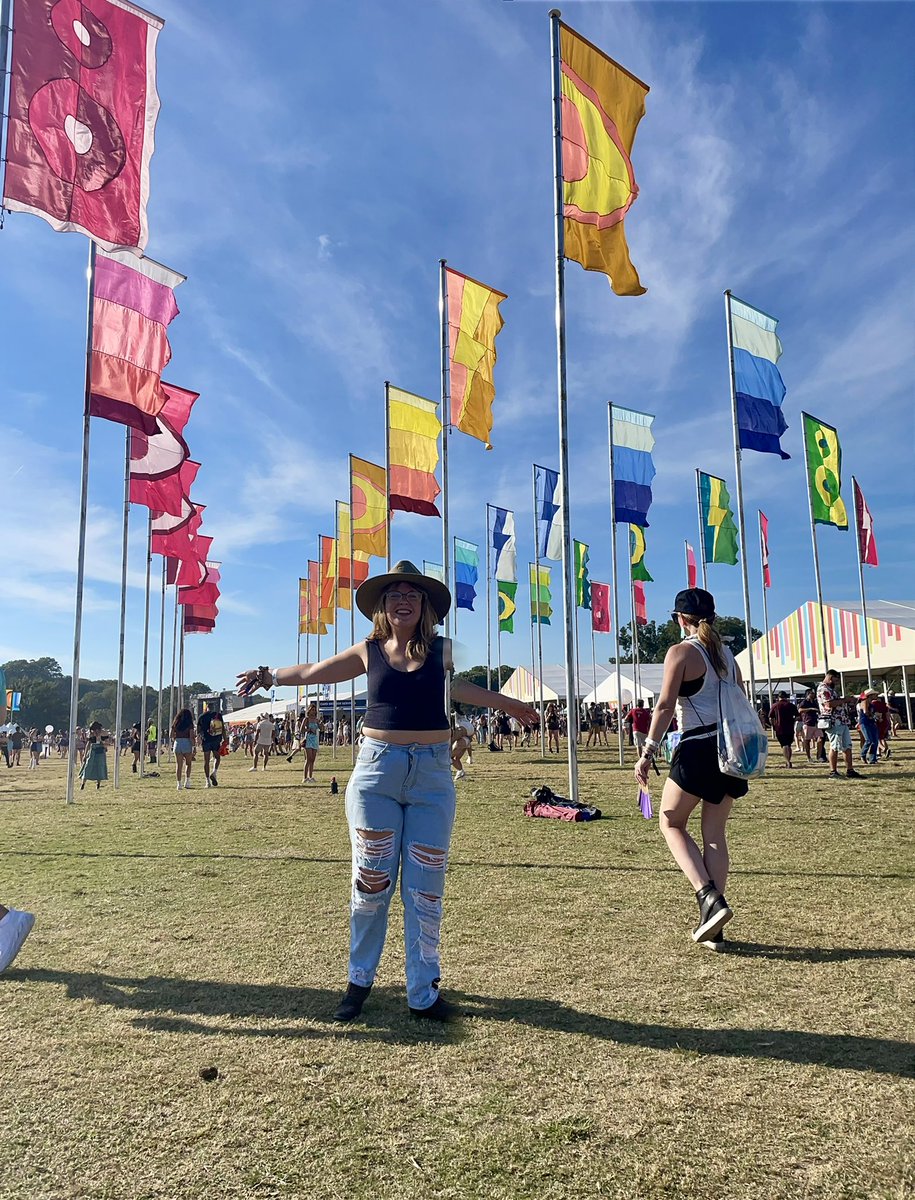 dugger_emma's tweet photo. Was having such a good time at ACL last weekend with @jamiemdugger my arm fell off and I didn’t even notice!!!! 🥳😳 https://t.co/5hdrFdKBEn