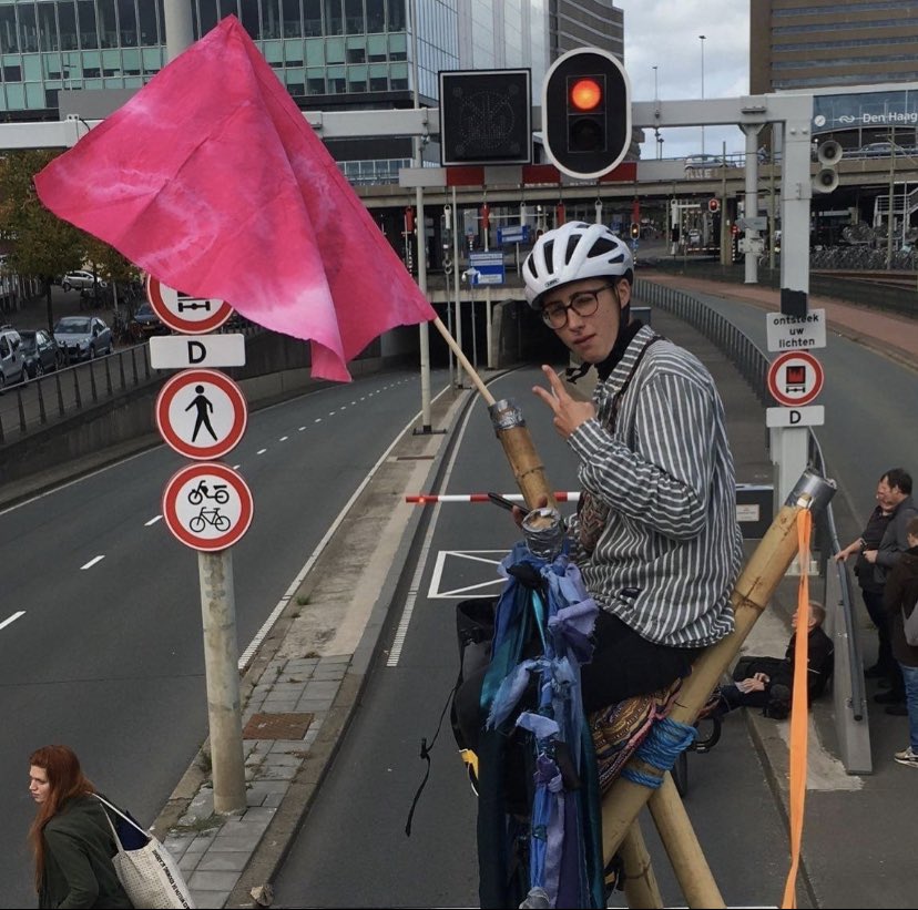 XRTheHague's tweet photo. 💪🏼💪🏾💪🏿 Meer dan zevenhonderdvijftig dappere rebellen blokkeerden vandaag het kruispunt tussen de Tweede Kamer en het Ministerie van Economische Zaken en Klimaat. Waarom? Wij willen KLIMAATRECHTVAARDIGHEID! 
Doe wat nodig is om Nederland klimaatneutraal te maken! 💪🏼💪🏾💪🏿 https://t.co/B1b2Xmccnk
