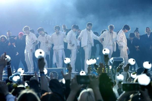 gorgeous4ew's tweet photo. اليوم هي الذكرى الثانية لحفلة BTS التاريخية في موسم الرياض 💜😍 https://t.co/WO8f9ShlGt
