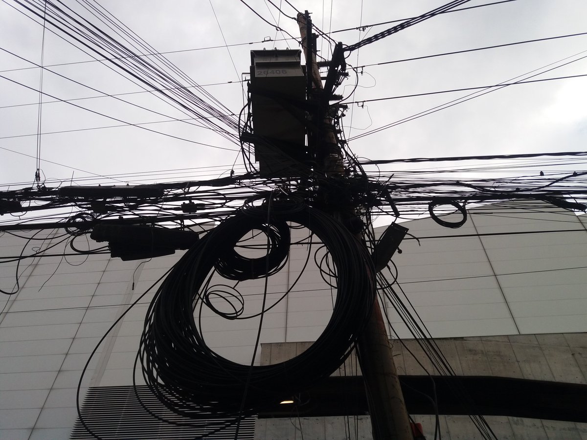 NomadicBackpac1's tweet photo. Cables amd wires #overdoit in #Mexico https://t.co/M8pklToPPV