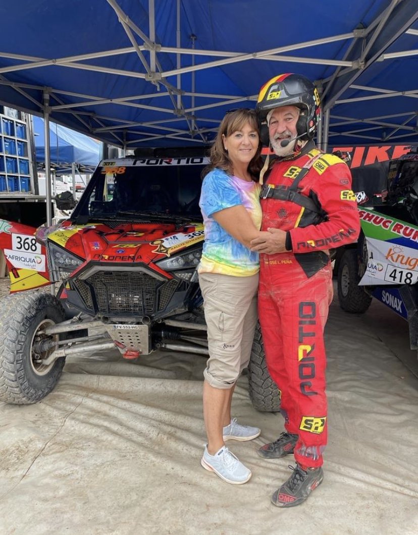 SportPortio's tweet photo. Una más….. TERMINADA!!! 

Os dejamos esta foto publicada por nuestro equipo #Xtremeplus como homenaje a nuestros pilotos, José Luis Peña y Rafa Tornabell, y, sobre todo, a nuestra asistencia y reportera favorita #Balby

#VamosJosé #RallyduMaroc https://t.co/X9AnK3JNxp