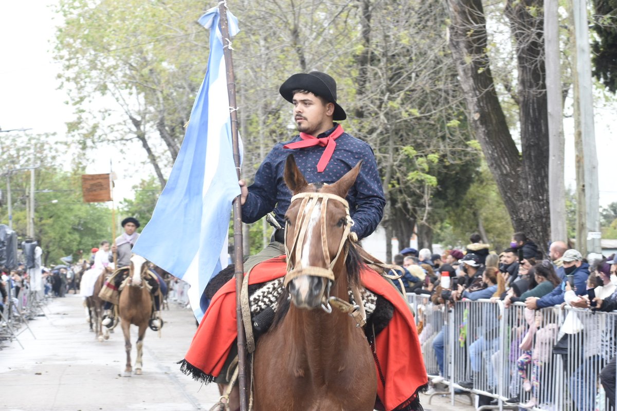 CascallaresPJ's tweet photo. Junto a @Fede_FagioliOK @mrmartinez55 @CrisVilotta_ @nicolaspj80 @JuanoFabiani @VillarongaNacho @atiliogari, @paulaeichel y @guilleantoniani celebramos el 156° aniversario de Glew acompañando a los vecinos y a las instituciones locales. #GlewCumple #ElBrownQueQueremos https://t.co/BXoajyGb19
