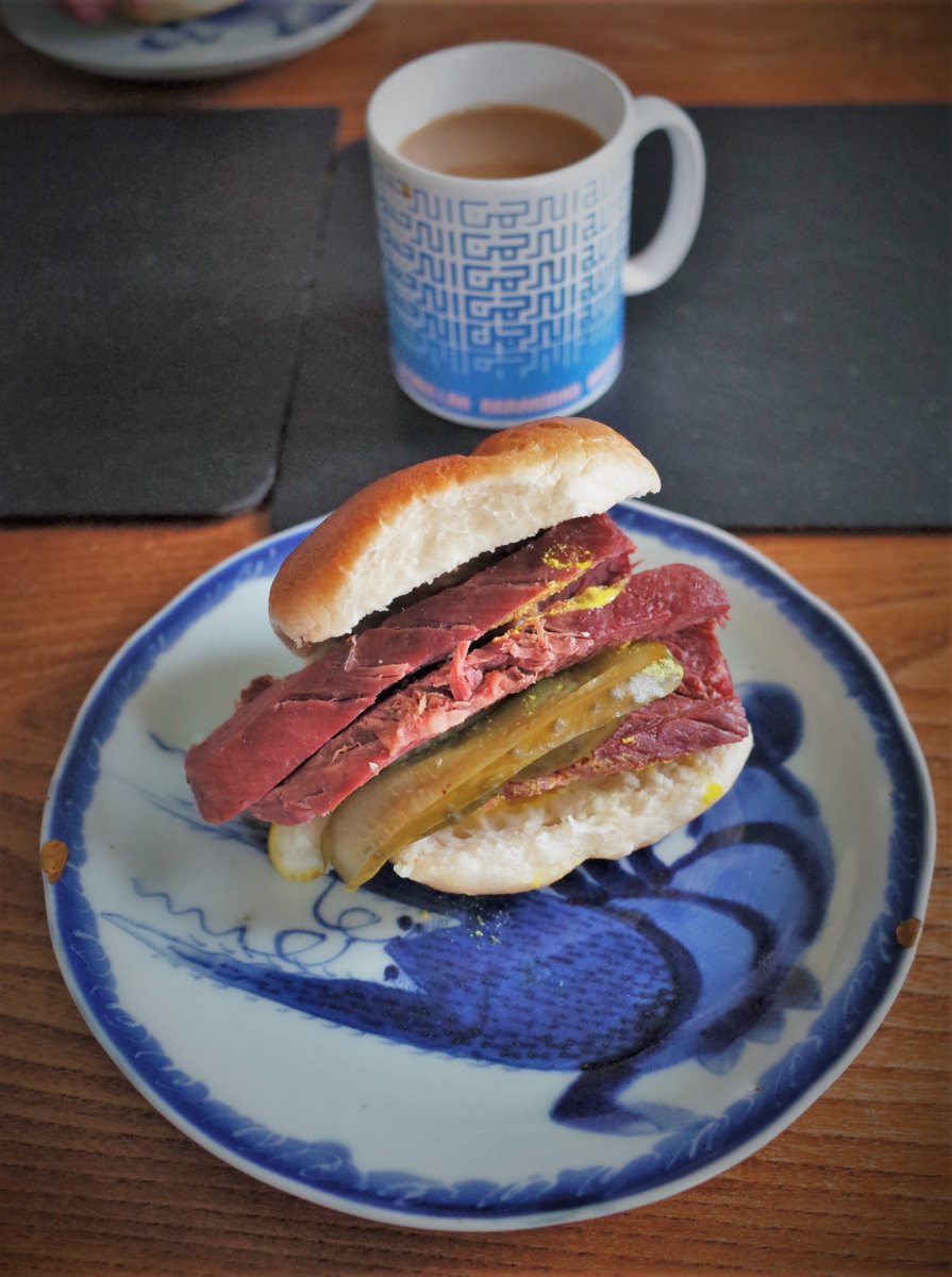 athicoilye's tweet photo. ブリックレーン #BeigelBake のソルトビーフサンドが朝ごはん。この傍で会議のあったツレのお土産。ベジタリアンは別にして80~90年代のロンドンでお世話にならなかった者はいない。24時間営業の店が全然なかった時代。クラブ帰りの空きっ腹かかえて夜中に行列したもんだ。いまでも人気店なのは嬉しい。 https://t.co/LV57xP5fDZ