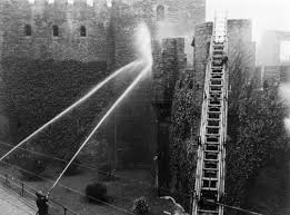 lars15671170's tweet photo. Oke, dus blijkbaar hebben Gentse studenten op 16 november 1949 het Gravensteen bezet als protest tegen stijgende bierprijzen https://t.co/Wq2Y1QuHmX