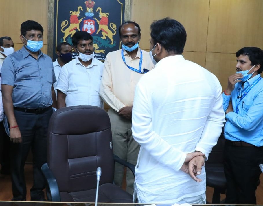 HIOBangalore's tweet photo. ಮಾನ್ಯ  ಆರೋಗ್ಯ ಮತ್ತು ಕುಟುಂಬ ಕಲ್ಯಾಣ ಇಲಾಖೆ ಸಚಿವರನ್ನು  ಭೇಟಿ ಮಾಡಿ
 ರಜಾ ದಿನಗಳಲ್ಲಿ ನಡೆಯುತ್ತಿರುವ ವ್ಯಾಕ್ಸಿನೇಷನ್ ಕಾರ್ಯಕ್ರಮವನ್ನು ನಿಲ್ಲಿಸುವ ಬಗ್ಗೆ ಮನವಿ ಮಾಡಲಾಯಿತು  @mla_sudhakar @CMofKarnataka @OfficeOf_MM https://t.co/9r1WivDGBw