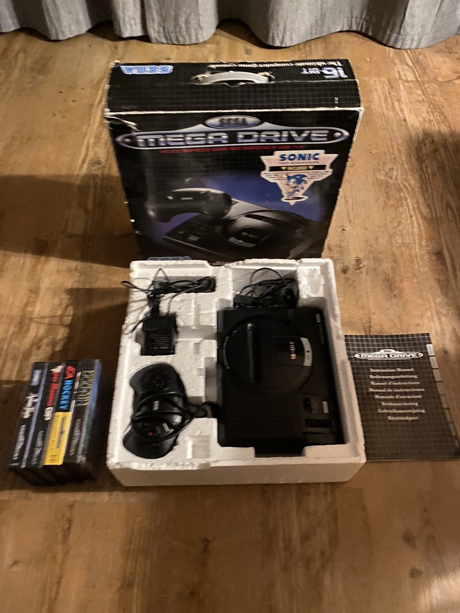 paul_temple's tweet photo. Zum #retromontag verkaufe ich ein Mega Drive inkl. OVP und paar netten Spielen. 😊 Konzentriere mich grad mehr auf anderen Retrokram. Habe auch noch viele Spiele. Gerne PM bei Interesse. Auch kein „super Rare Karstadt Galeria Sealed“. Einfach ein Megadrive. #retropurge 😊 https://t.co/mZuYJskvE7