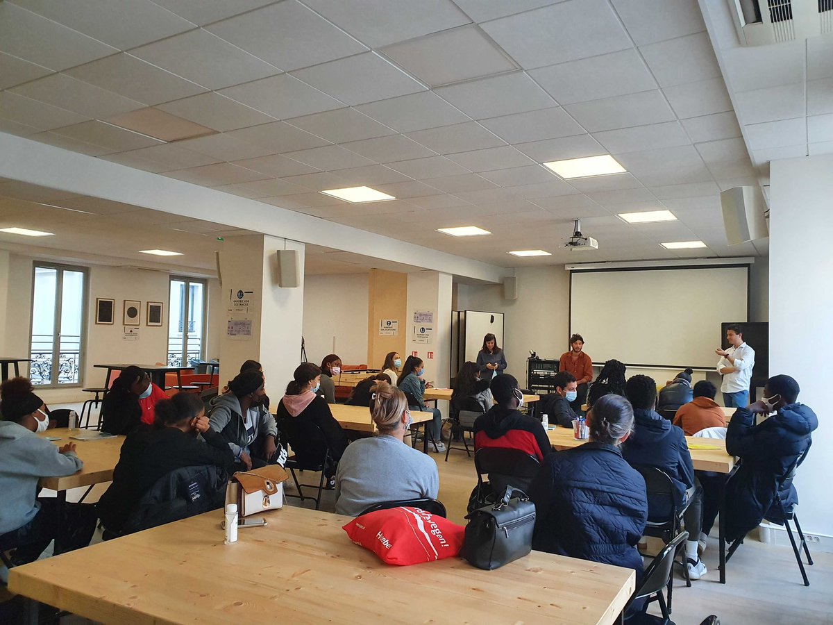 TheSchoolab's tweet photo. Pour la 7eme édition de #OptionInnovation organisé par @Paris_and_Co, des collégiens franciliens sont venus visiter #Schoolab aujourd’hui et comprendre les métiers de l'innovation et du digital 🙌 Merci à eux https://t.co/2Ho0VSO32f
