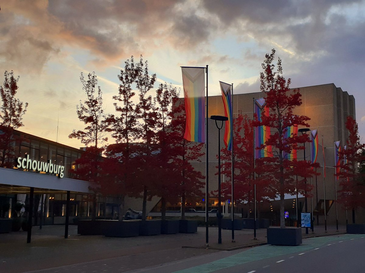 RAINBOW+: bij het vallen van de avond komen sommige kleuren mooier uit..#comingoutday2021 <a href="/TheaterTilburg/">Theaters Tilburg</a>