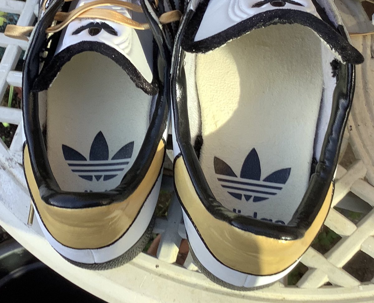 elplucko's tweet photo. Home made chamois leather insoles…chamois leather backing to the tongue, hand stitched to the velvet edging around the tongue 👅 also hand stitched. Original art labels re stuck to the backing. 
#ShareYourStripes 
#adifamily
#adidasoriginals 
#sizeofficial https://t.co/MunYNJrUFq